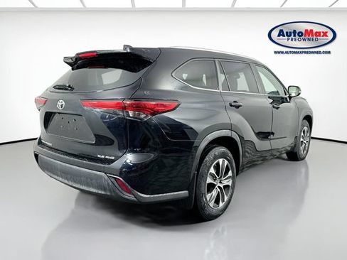 Used 2023 Toyota Highlander XLE AWD/4WD image 2