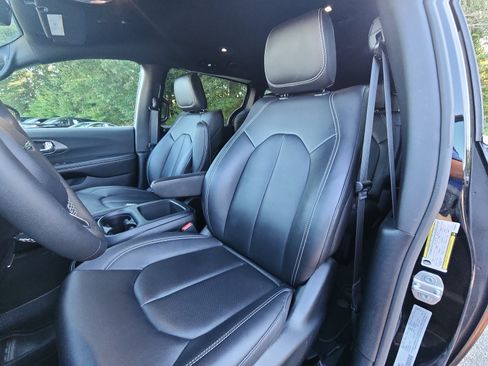 Used 2026 Chrysler Pacifica Select FWD image 18