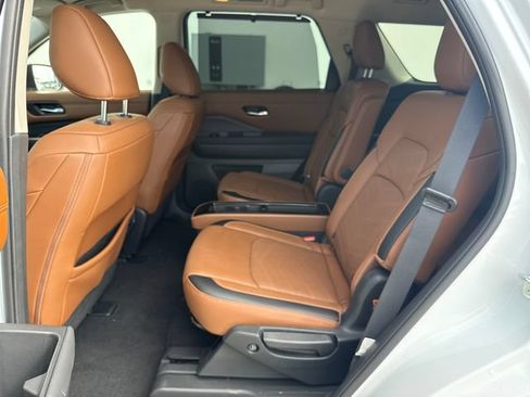Used 2025 Nissan Pathfinder Platinum AWD/4WD image 24