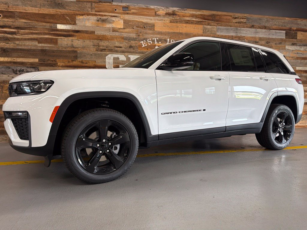 New 2026 Jeep Grand Cherokee Limited w/ Limited Altitude Package AWD/4WD image 16