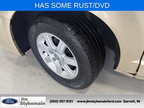 Used 2011 Chrysler Town & Country Touring w/ Entertainment Group #1 FWD image 6