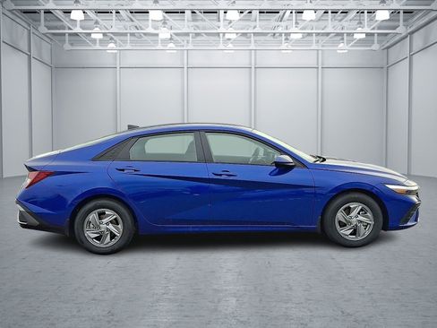 Certified 2025 Hyundai Elantra SE image 7