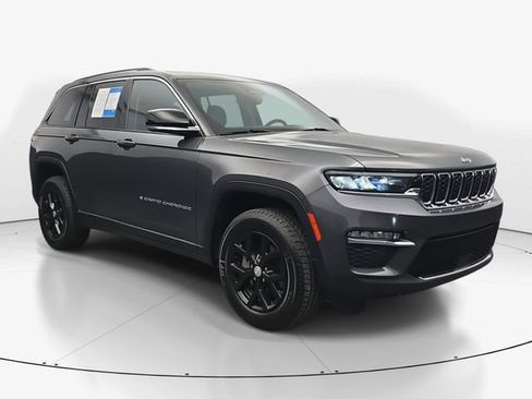Used 2023 Jeep Grand Cherokee Limited image 2
