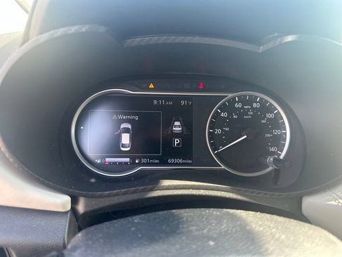 Used 2020 Nissan Versa SV FWD image 4