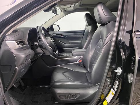 Used 2020 Toyota Highlander XLE AWD/4WD image 12