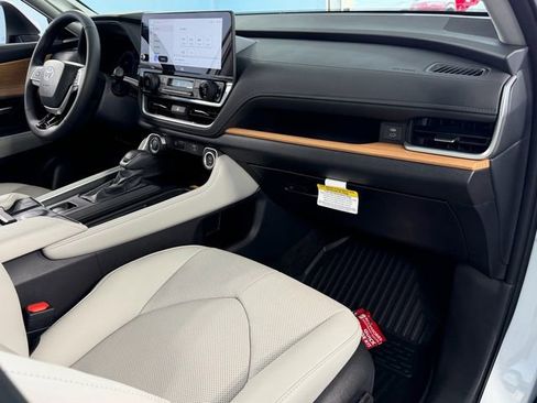 Used 2026 Toyota Grand Highlander AWD image 12