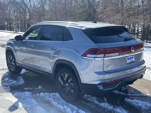 Certified 2025 Volkswagen Atlas Cross Sport SE w/ Panoramic Sunroof Package image 8