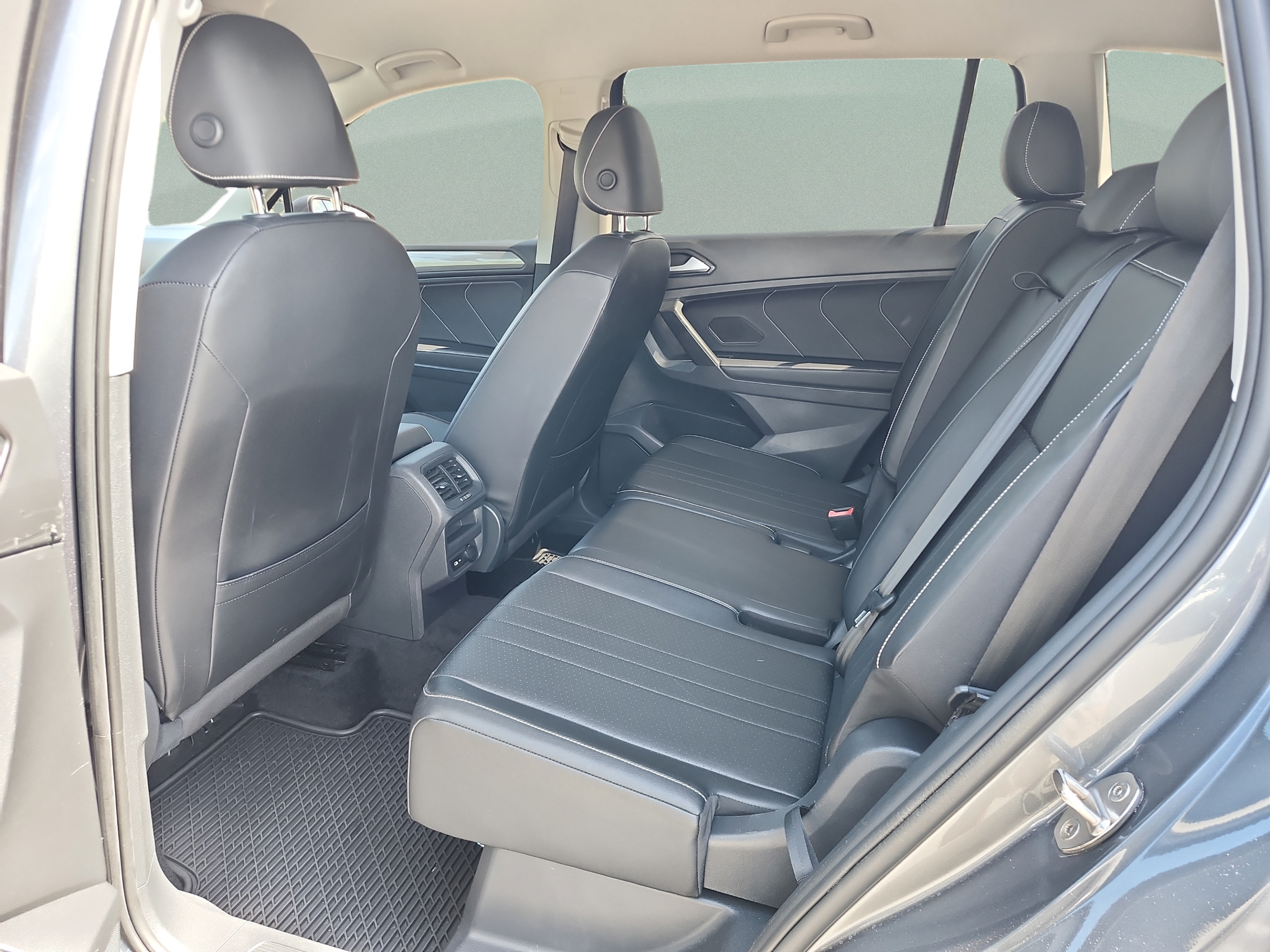Used 2022 Volkswagen Tiguan SE FWD image 17