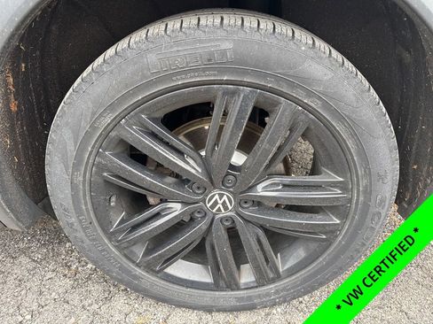 Certified 2022 Volkswagen Tiguan SE R-Line image 11