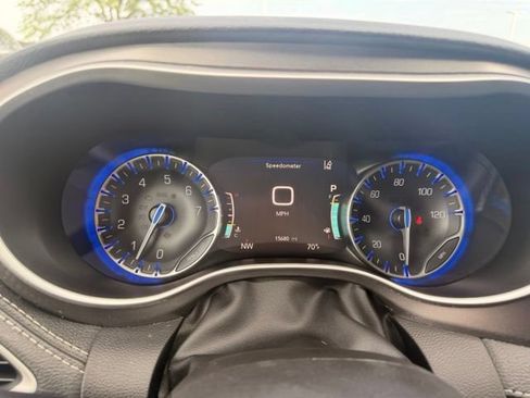 Used 2024 Chrysler Pacifica Touring-L FWD image 19