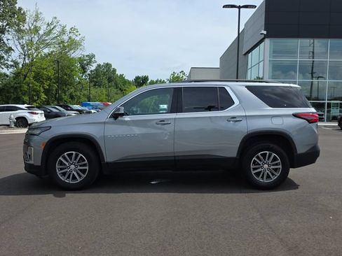 Used 2023 Chevrolet Traverse LT FWD image 2