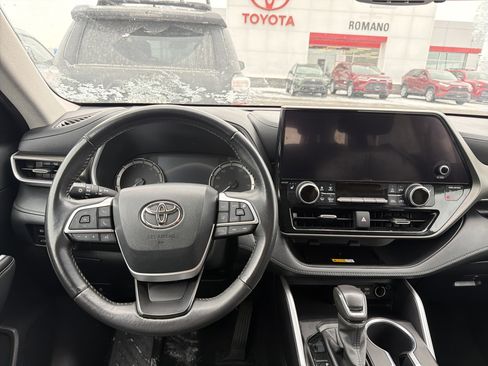 Used 2024 Toyota Highlander XLE image 11