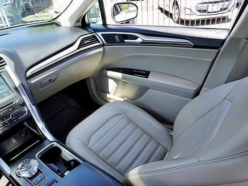 Used 2018 Ford Fusion SE w/ Fusion SE Technology Package FWD image 21