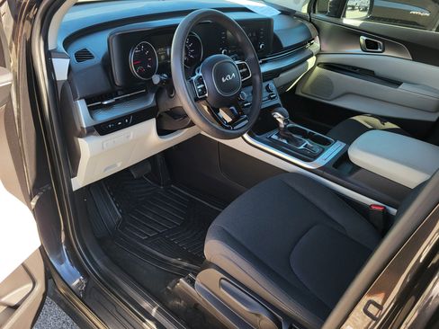 Used 2022 Kia Carnival LX image 11