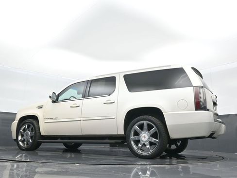 Used 2014 Cadillac Escalade ESV Premium image 17