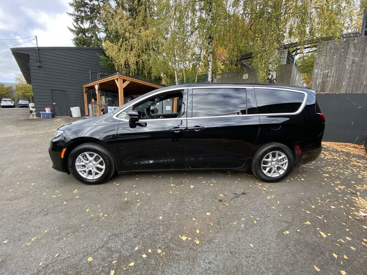 Used 2025 Chrysler Pacifica Select FWD image 3