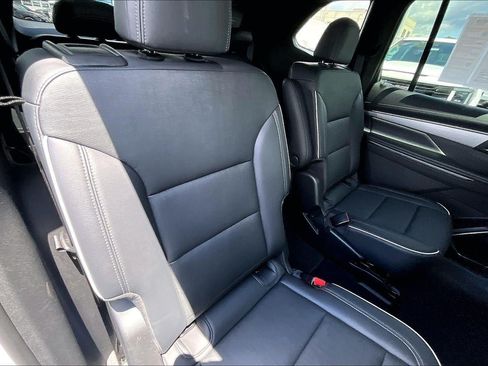 Used 2025 Buick Enclave Preferred FWD image 23