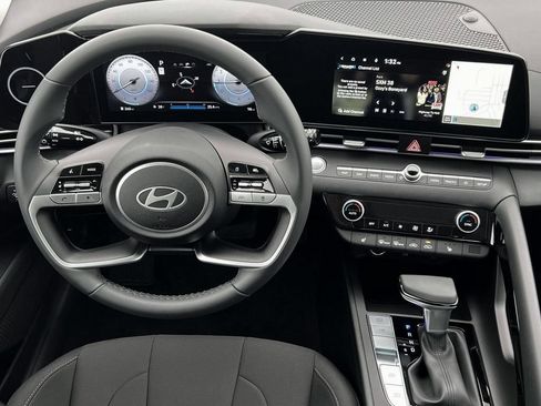 Used 2025 Hyundai Elantra SEL w/ Cargo Package FWD image 17