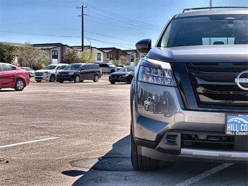 Used 2025 Nissan Pathfinder Platinum w/ Black Appearance Package image 10