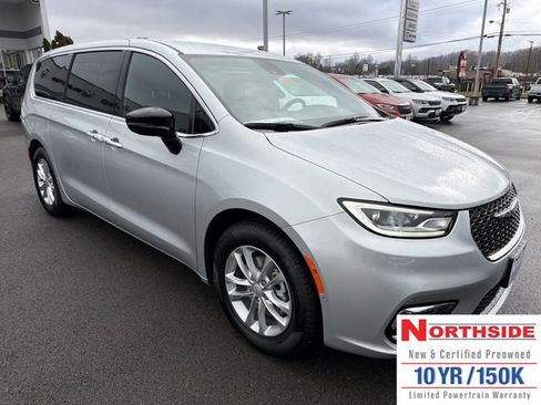 New 2026 Chrysler Pacifica Select FWD image 3