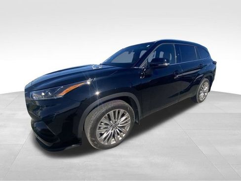 Used 2023 Toyota Highlander Platinum image 2