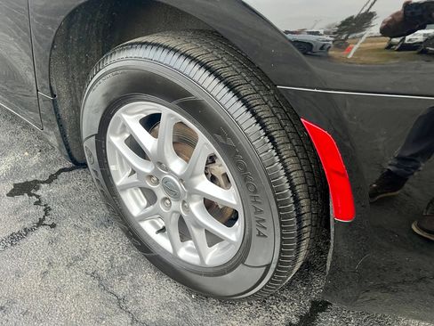 Used 2024 Chrysler Voyager LX image 13