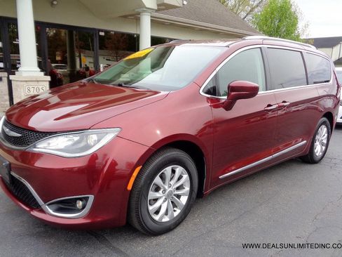 Used 2018 Chrysler Pacifica Touring-L FWD image 1