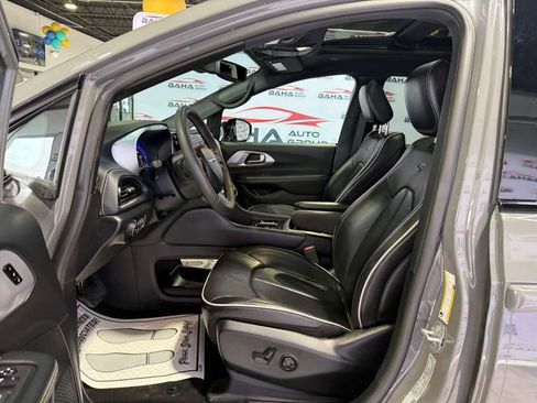 Used 2025 Chrysler Pacifica Limited image 25