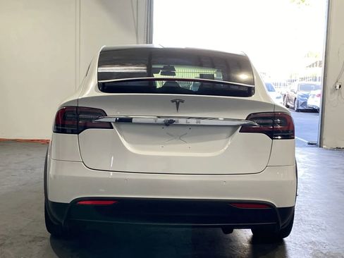 Used 2018 Tesla Model X 75D image 3