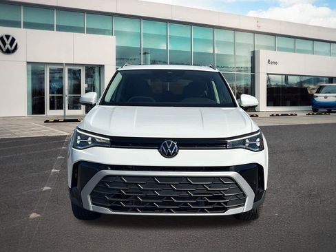 Used 2025 Volkswagen Taos SE w/ Panoramic Sunroof Package image 2