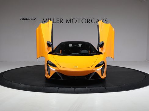Used 2024 McLaren Artura RWD image 15