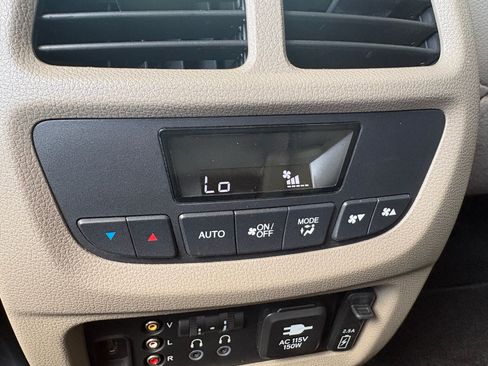 Certified 2018 Honda Pilot Touring image 30