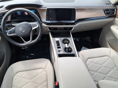 Certified 2025 Volkswagen Atlas SE FWD image 9