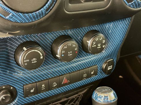 Used 2017 Jeep Wrangler Unlimited Sahara w/ Connectivity Group AWD/4WD image 13