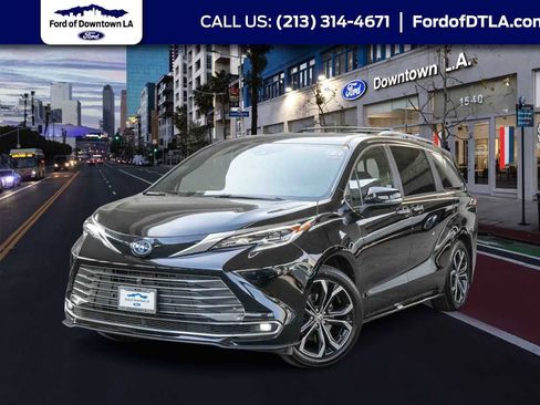 Used 2025 Toyota Sienna Platinum image 1