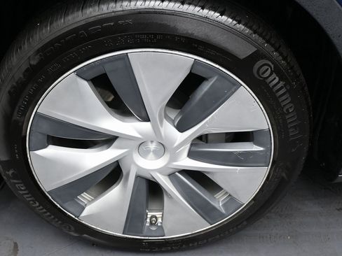 Used 2021 Tesla Model Y Long Range image 40