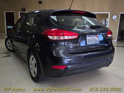 Used 2017 Kia Forte LX image 2