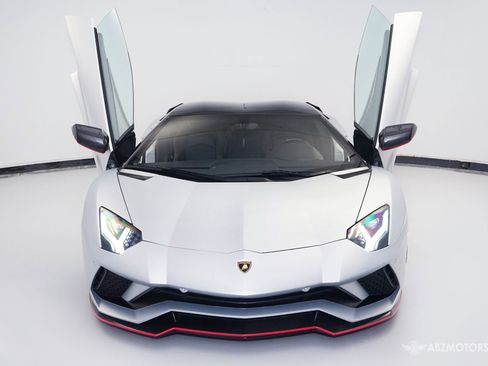 Used 2018 Lamborghini Aventador S image 2