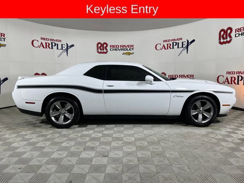 Used 2015 Dodge Challenger SXT image 9