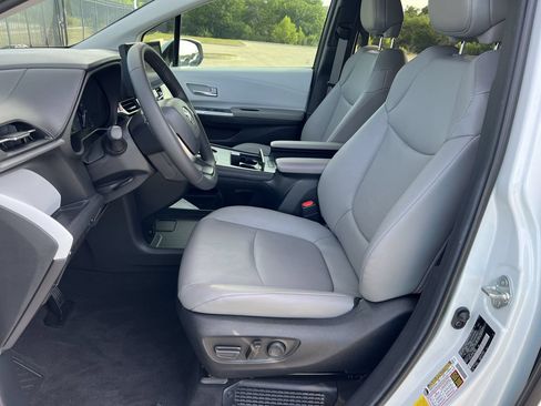 Used 2025 Toyota Sienna XLE FWD image 23