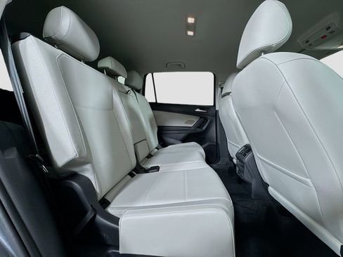 Used 2018 Volkswagen Tiguan SE image 28