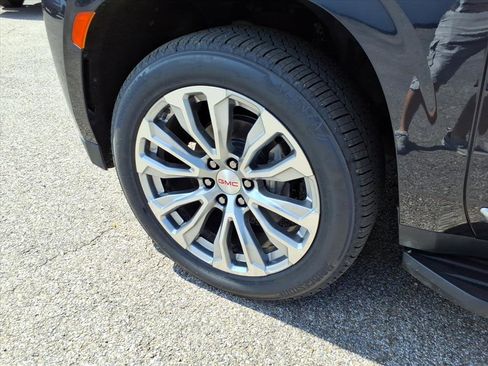 Used 2024 GMC Yukon Denali w/ LPO, Floor Liner Package AWD/4WD image 9