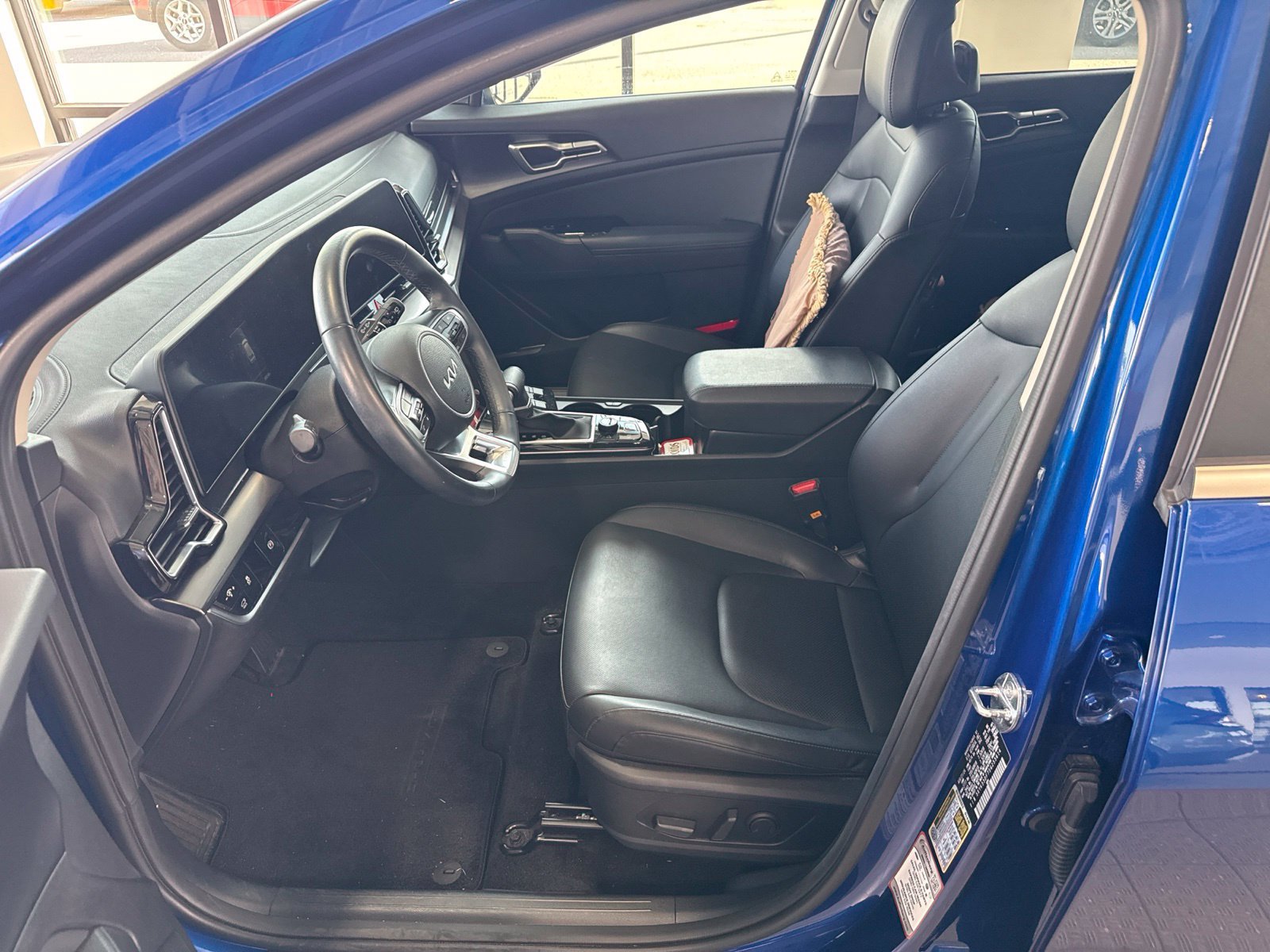 Used 2025 Kia Sportage EX w/ Premium Package FWD image 3