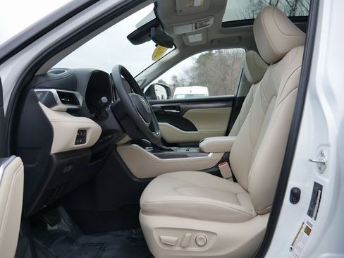 Used 2024 Toyota Highlander Platinum image 13