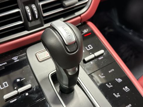 Certified 2026 Porsche Macan AWD/4WD image 28