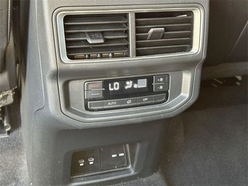 Used 2024 Volkswagen Atlas SE image 19