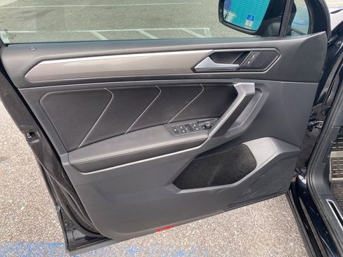 Used 2022 Volkswagen Tiguan SE R-Line image 10