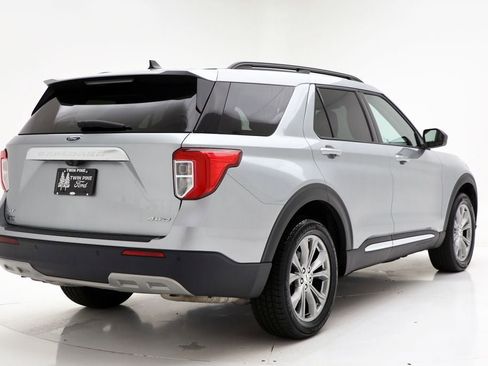 Used 2022 Ford Explorer XLT w/ Equipment Group 202A image 9