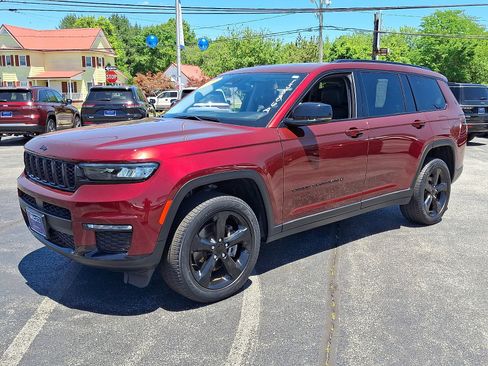 Used 2023 Jeep Grand Cherokee L Limited w/ Black Appearance Package AWD/4WD image 3