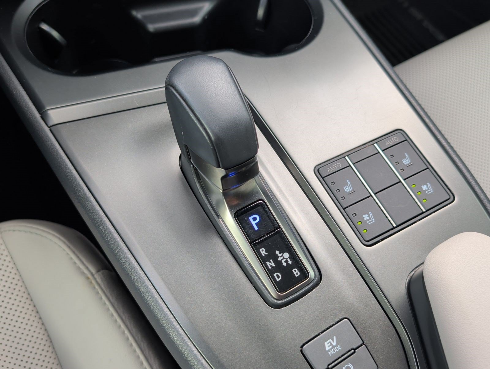 Used 2025 Lexus UX 300h FWD w/ Accessory Package (Z1) image 21